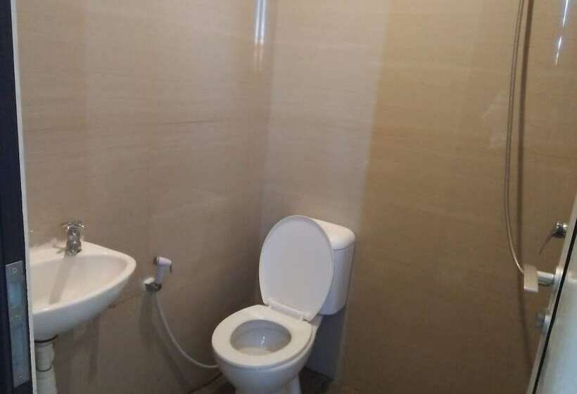 Пансион Reddoorz @ Raya Ngagel 2