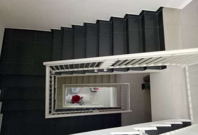 Пансион Reddoorz @ Raya Ngagel 2