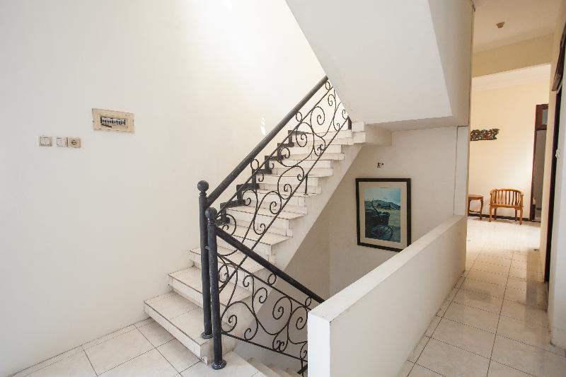 Пансион Reddoorz @ Raya Ngagel 2