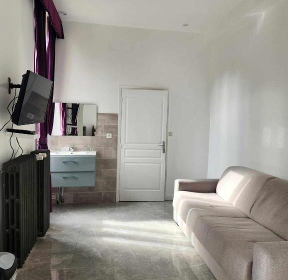 민박 Château De La Rocherie