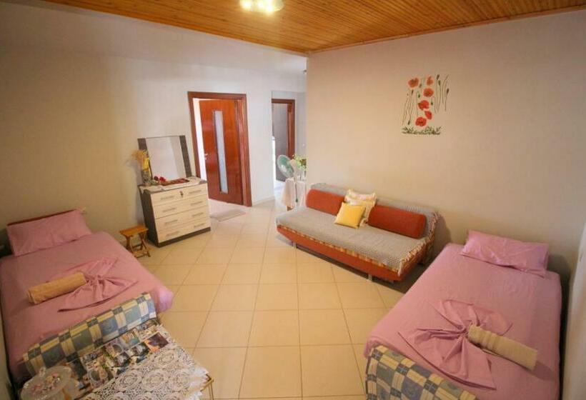 Mona`s Hostel