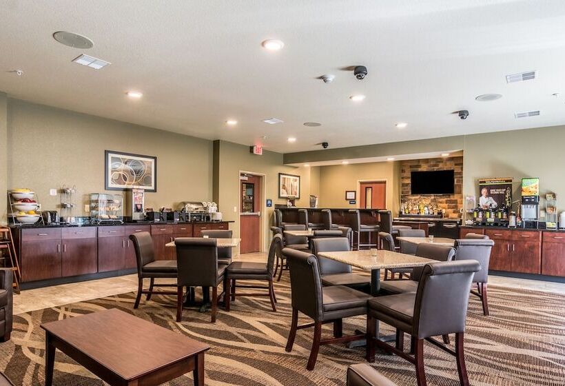 Cobblestone Hotel & Suites   Hutchinson