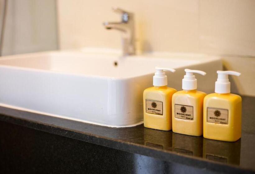 Moonlight Bay Hotel & Apartment