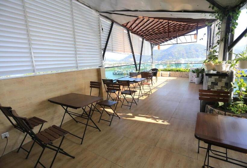 Moonlight Bay Hotel & Apartment