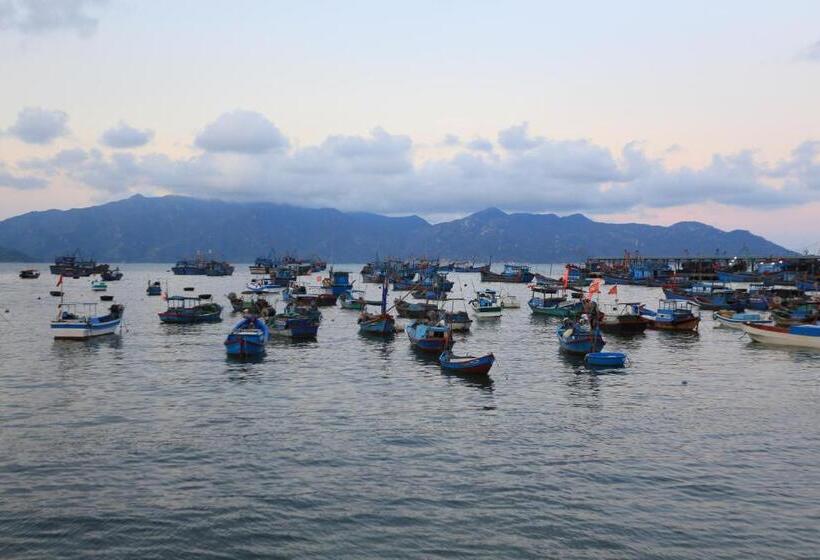 Moonlight Bay Hotel & Apartment