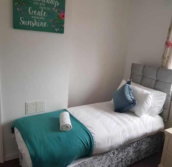 Vetrelax Ipswich Newly Refurbished House