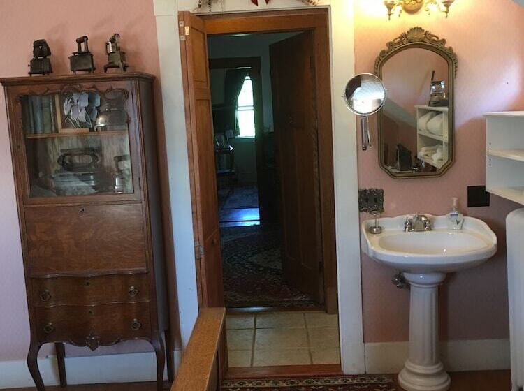 Old Iron Inn Bed And Breakfast