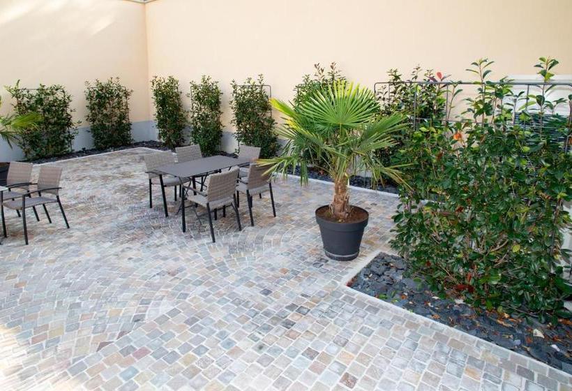 مبيت وإفطار La Cave De L'avenue De Champagne