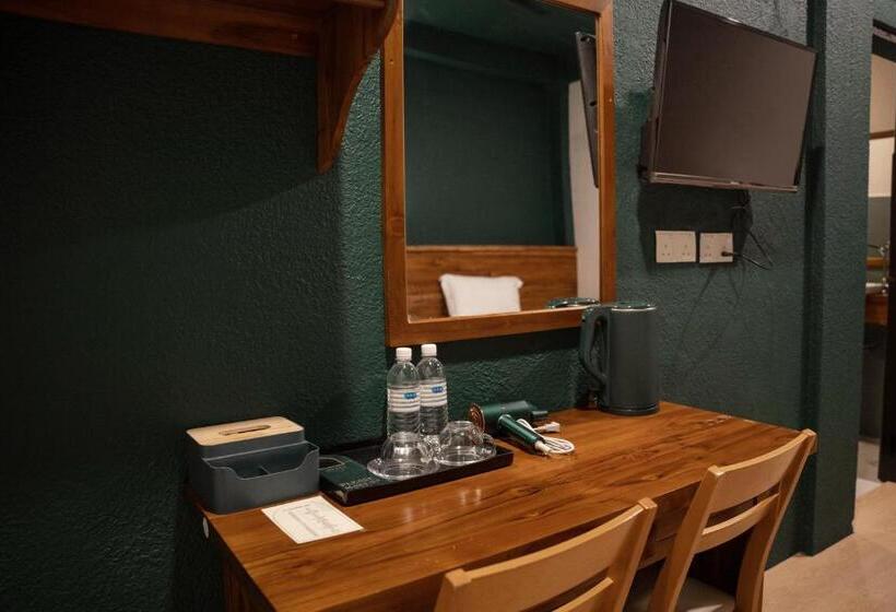 Hotel Room V @ Jalan Sultanah Near Bus Stop Batu Pahat