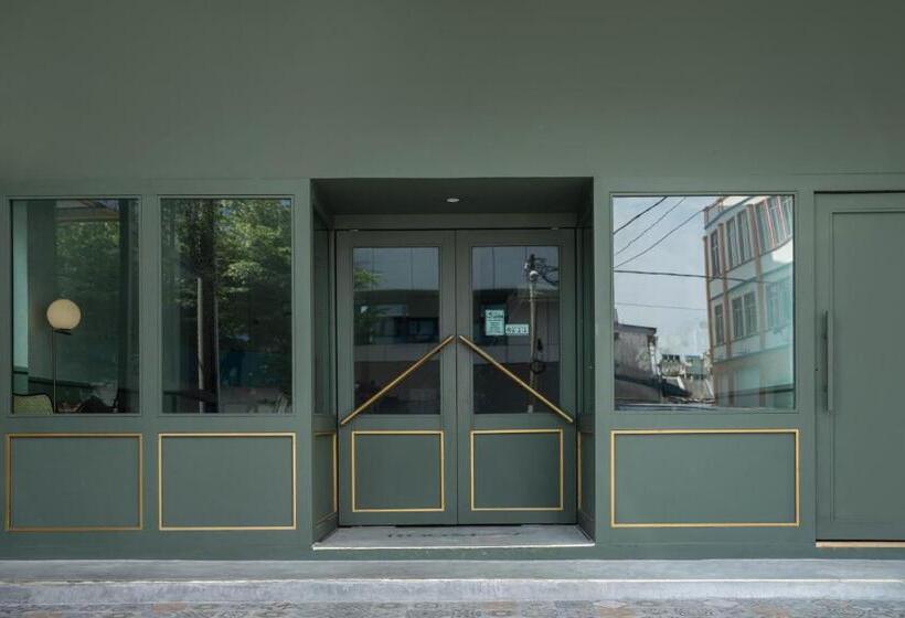 فندق Room V @ Jalan Sultanah Near Bus Stop Batu Pahat