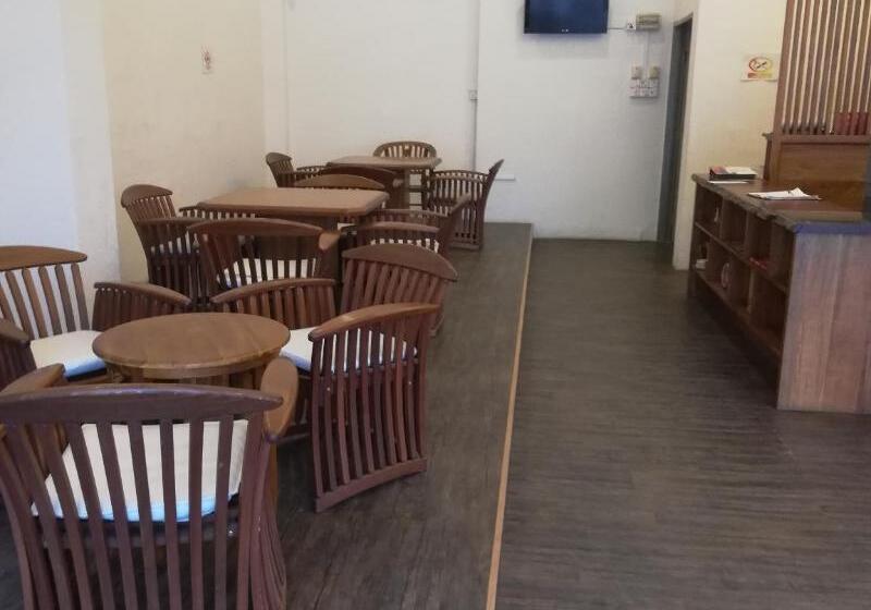 Hotel Room V @ Jalan Sultanah Near Bus Stop Batu Pahat