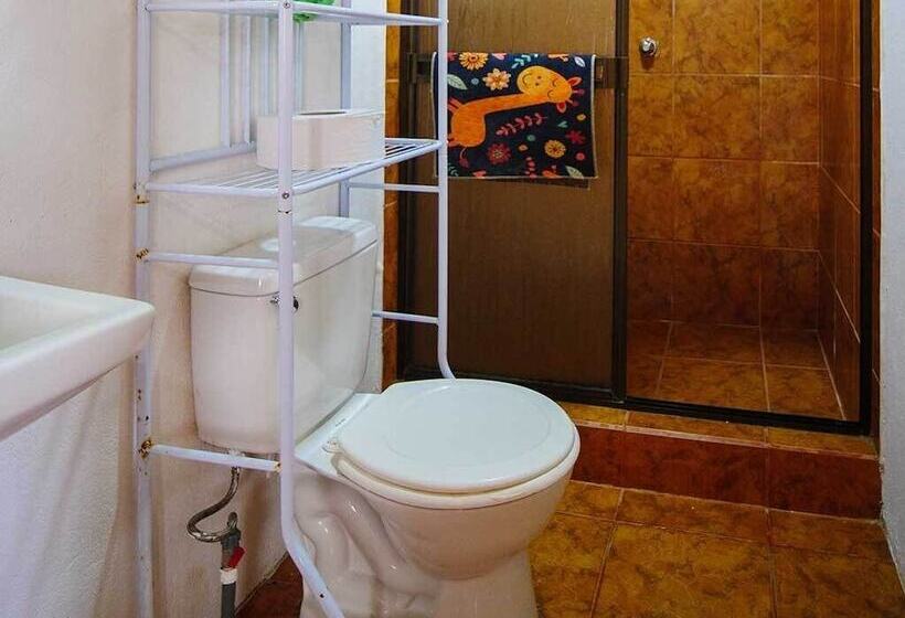 민박 Hostel Cattleya   Monteverde, Costa Rica