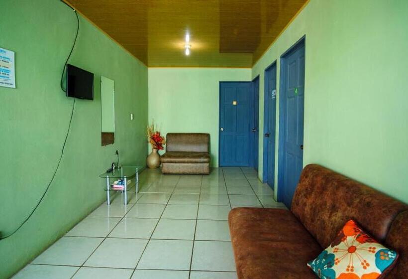 민박 Hostel Cattleya   Monteverde, Costa Rica