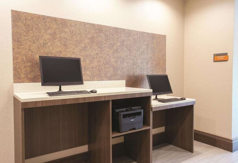 בית מלון כפרי La Quinta By Wyndham Buffalo Amherst