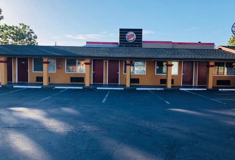 فندق على الطريق Bayshore Inn