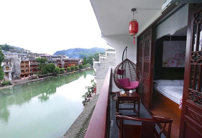 بنسيون Yi Jiang Lou Lnn