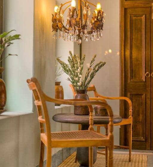 تختخواب و صبحانه Calcutta Bungalow