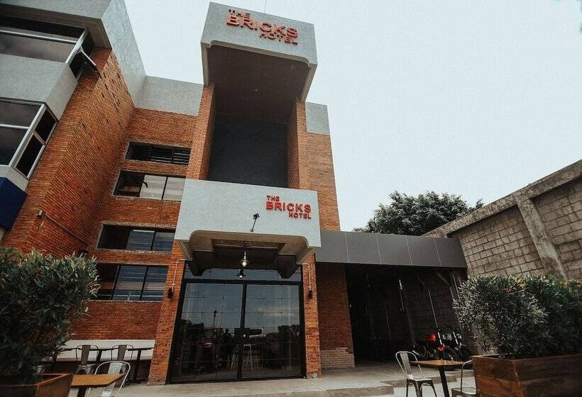 هتل The Bricks