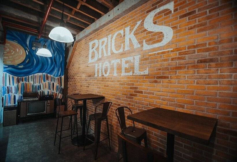 هتل The Bricks