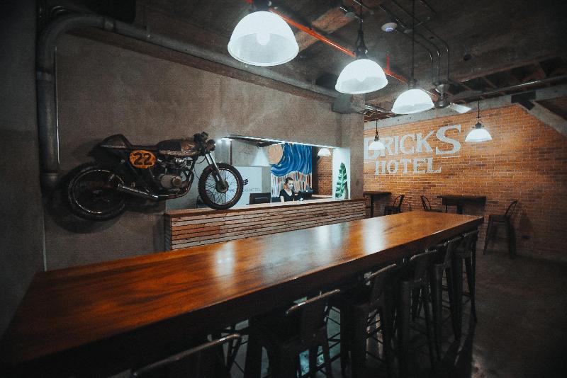 هتل The Bricks