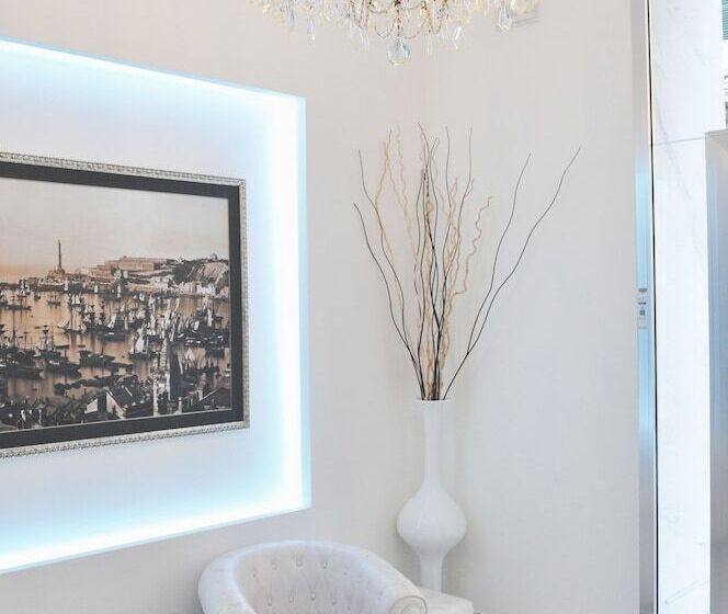 هتل Hnn Luxury Suites