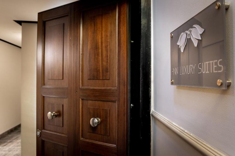 هتل Hnn Luxury Suites