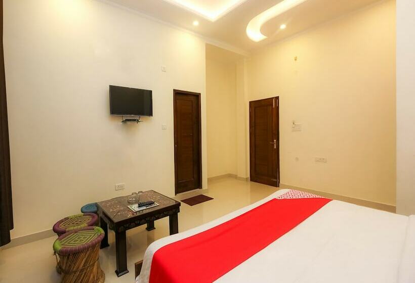 Oyo 26596 Hotel Ambika