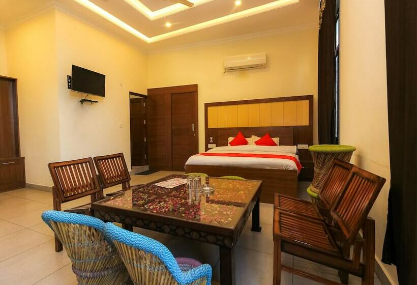 Oyo 26596 Hotel Ambika