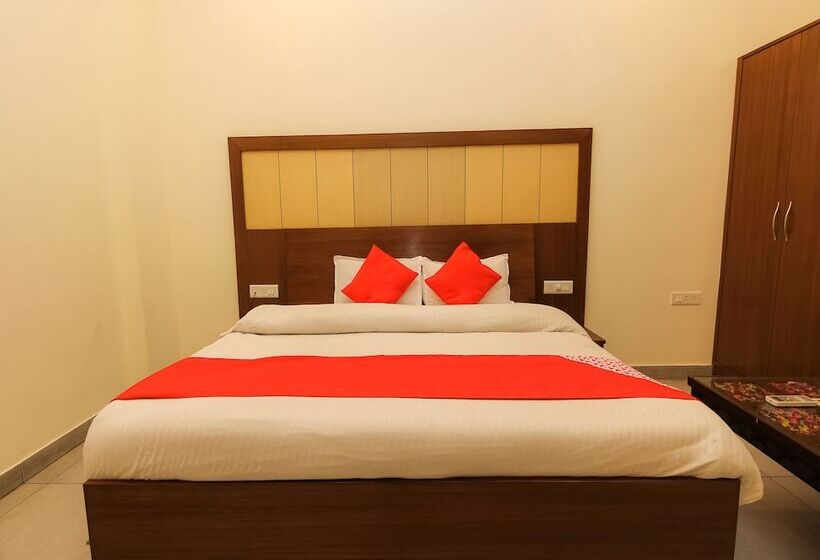 Oyo 26596 Hotel Ambika