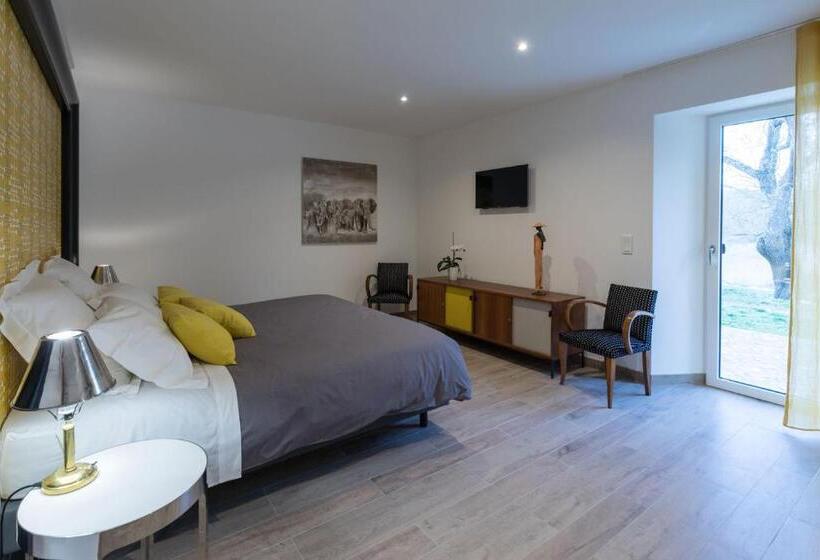 پانسیون Chut ! C'est Ici