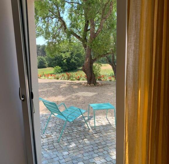 پانسیون Chut ! C'est Ici