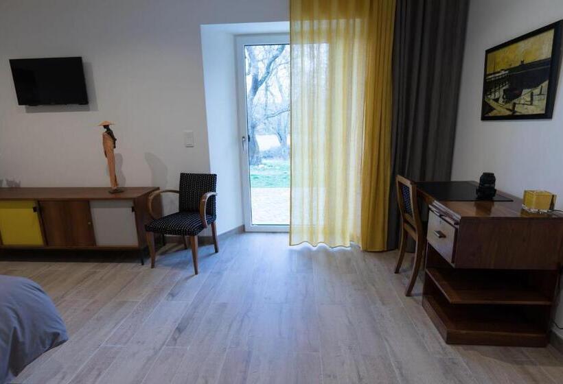 پانسیون Chut ! C'est Ici