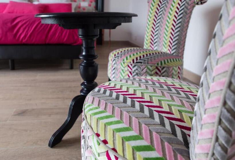 پانسیون Chut ! C'est Ici