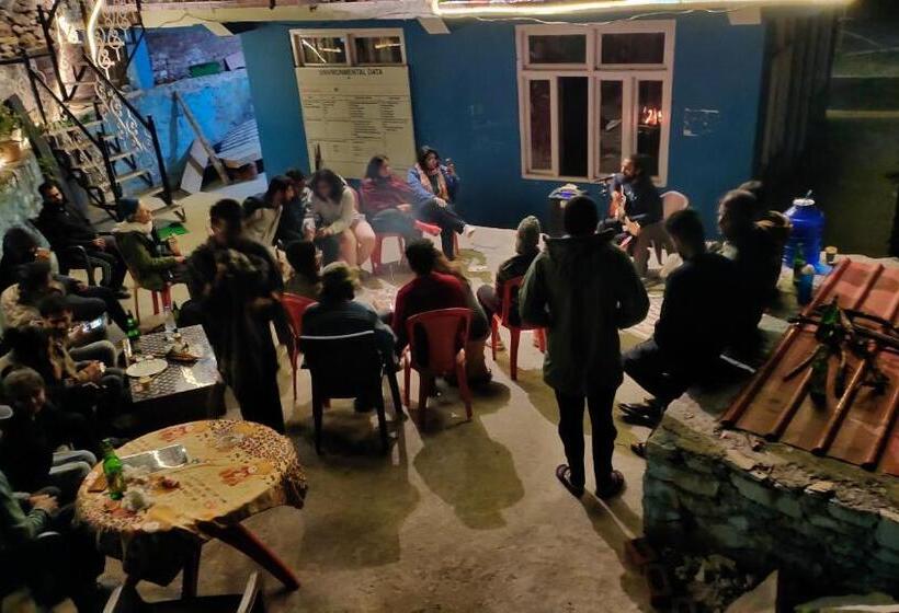 تختخواب و صبحانه Snow View Guest House