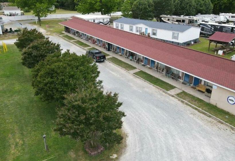 Отель Four Oaks Lodging