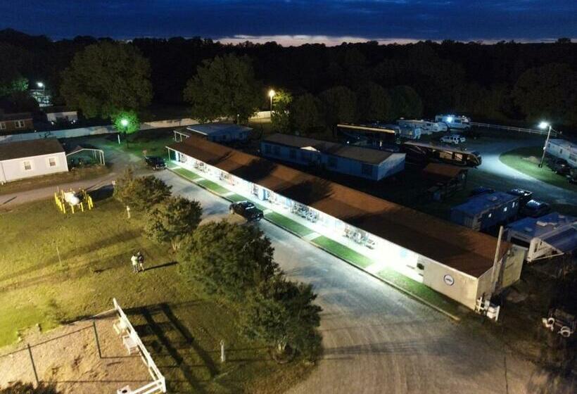 Отель Four Oaks Lodging