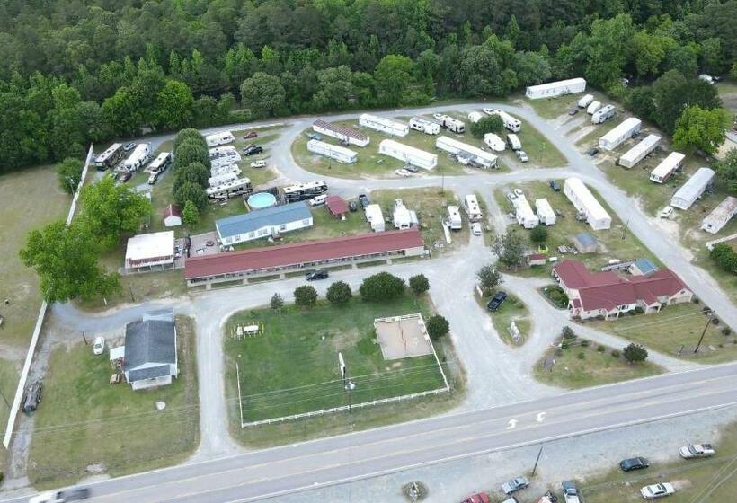 Отель Four Oaks Lodging