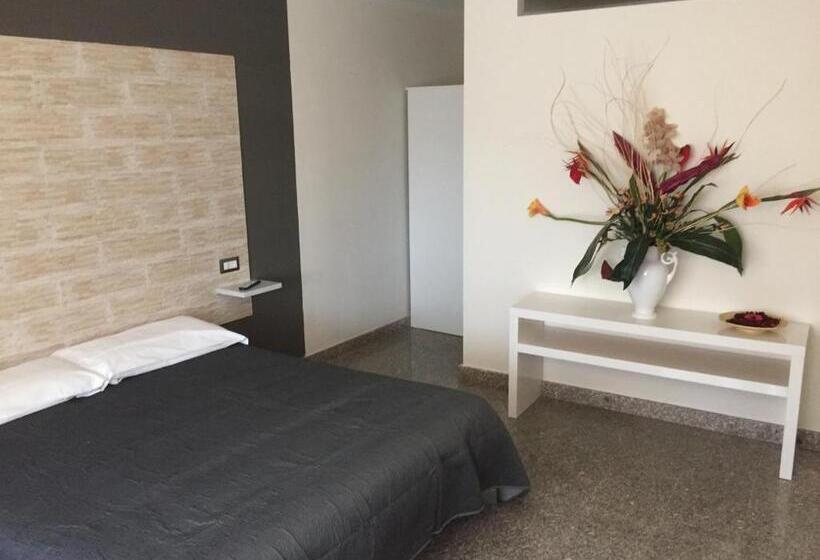 Отель Lalunanera