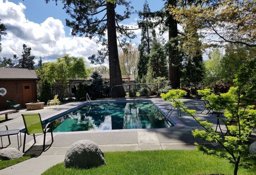 מוטל Redwood Hyperion Suites