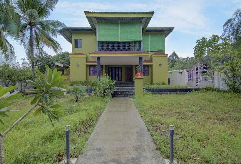 Отель Oyo 12812 Four Seasons Villa