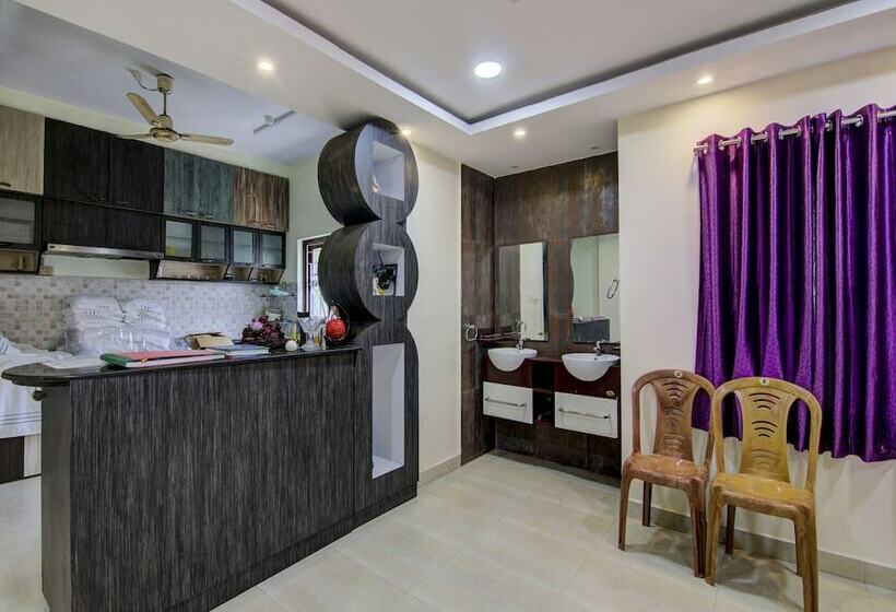 Отель Oyo 12812 Four Seasons Villa