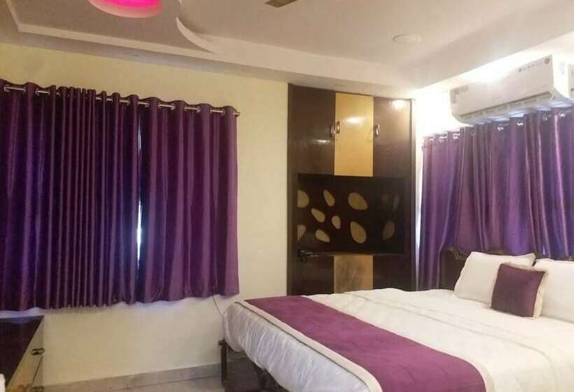 Отель Oyo 12812 Four Seasons Villa