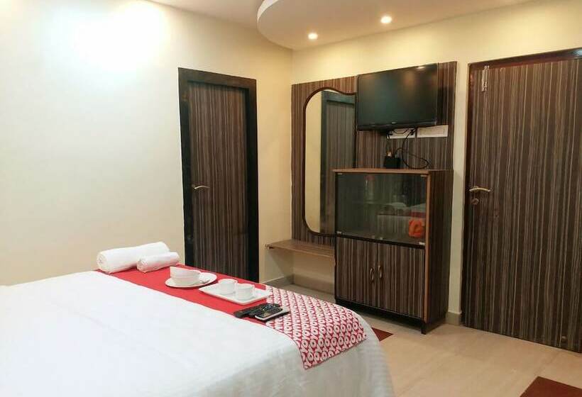 Отель Oyo 12812 Four Seasons Villa