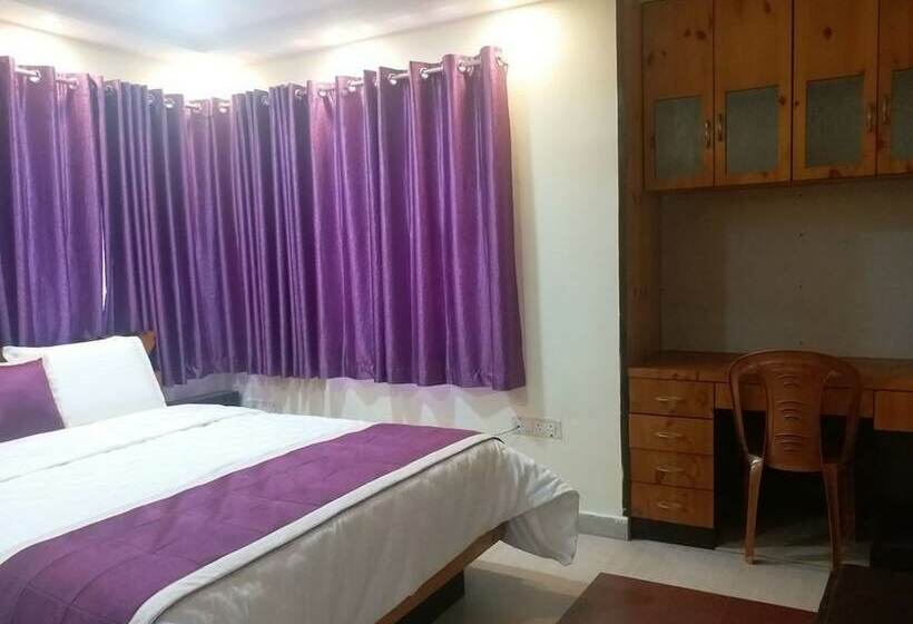 Отель Oyo 12812 Four Seasons Villa