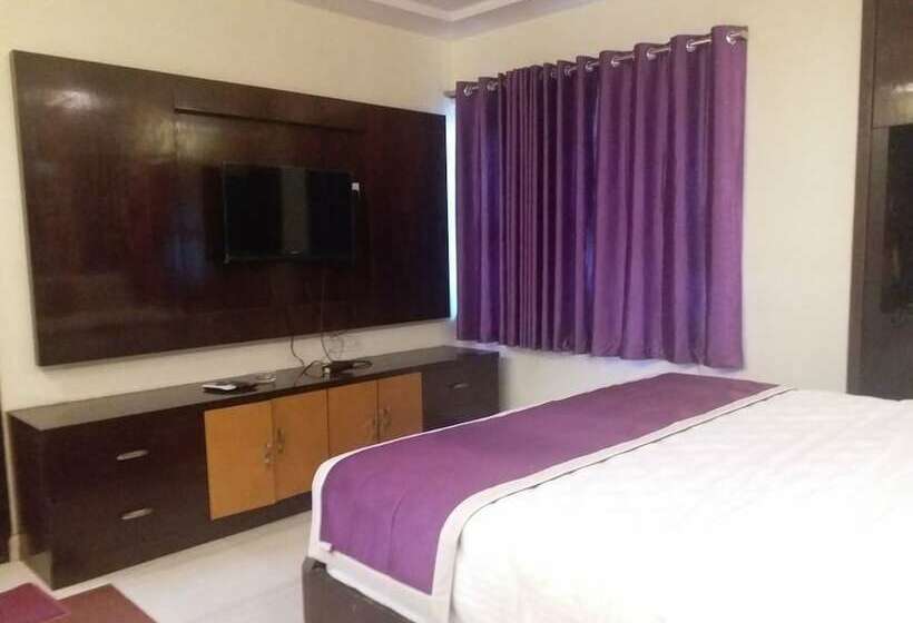 Отель Oyo 12812 Four Seasons Villa