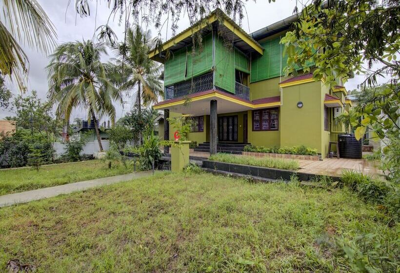 Отель Oyo 12812 Four Seasons Villa