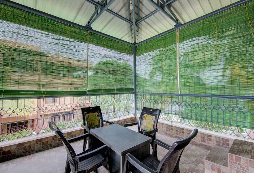 Отель Oyo 12812 Four Seasons Villa