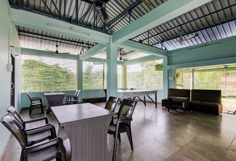 Отель Oyo 12812 Four Seasons Villa