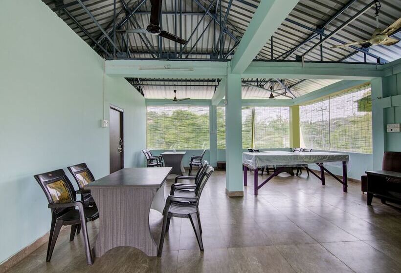 Отель Oyo 12812 Four Seasons Villa