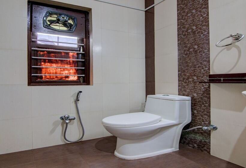 Отель Oyo 12812 Four Seasons Villa